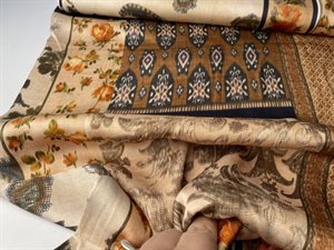Fastvævet viscose - elegant mønster med blomster og paisley